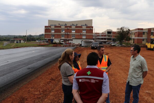 Ministra de Salud recorrió obras de ampliación en el Hospital General de Itapúa