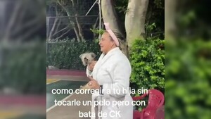 Mamá en bata entró a la cancha por su hija
