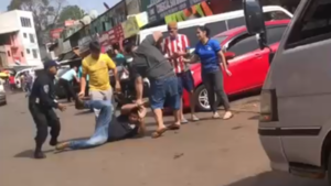 Video: Paseros son denunciados por agredir a funcionario municipal de Ciudad del Este