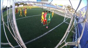 Versus / ¡Arquero tocó 'de más' y vio la roja directa!
