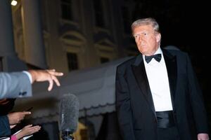 Trump dice que Venezuela pagará alto precio si no readmite a sus presos que están en EEUU - Mundo - ABC Color