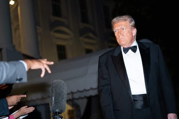 Trump dice que Venezuela pagará alto precio si no readmite a sus presos que están en EEUU - Mundo - ABC Color