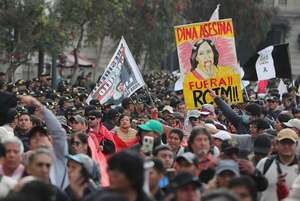 Jóvenes peruanos y colectivos sociales marchan en Lima contra el Gobierno y el Congreso - Mundo - ABC Color