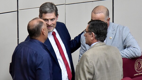 El cartismo no apeligra su mayoría gracias a aliados y “saltimbanquis”