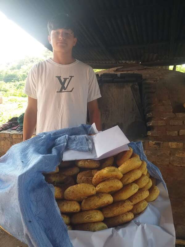“Estoy orgulloso de vender chipa y ayudar a mi familia”, dice joven chipero de Caacupé - Nacionales - ABC Color