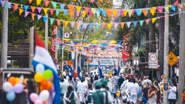Colorido desfile sobre la calle Palma da la bienvenida a la primavera y celebra a la juventud