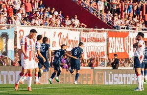 Exquisita definición de Álex Arce en su regreso al gol