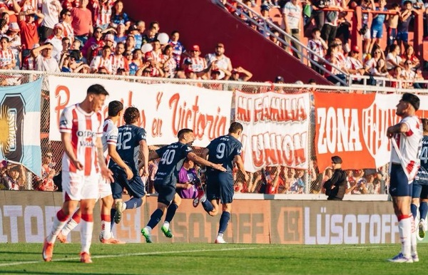 Exquisita definición de Álex Arce en su regreso al gol