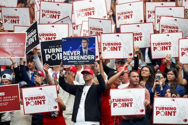 Seguidores de Charlie Kirk se dan cita en Arizona para despedirlo junto a Trump - Mundo - ABC Color