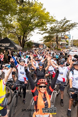 Multitudinario paseo ciclístico celebró día especial sin auto - La Tribuna
