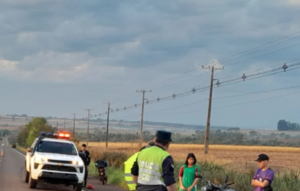 Un motociclista muere y otro resulta herido tras ser embestidos por una camioneta en Naranjal