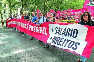 Multitud protesta en Portugal contra reforma laboral de Montenegro