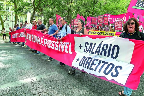 Multitud protesta en Portugal contra reforma laboral de Montenegro