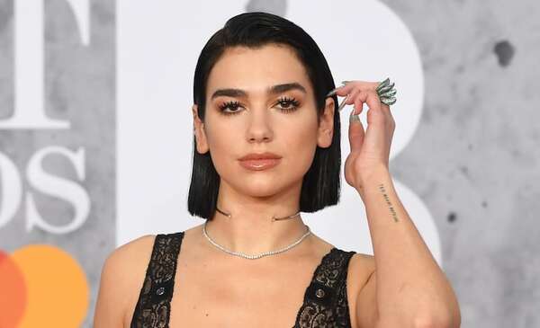 Dua Lipa despide a su agente al enterarse de que este intentó que el trío Kneecap fuera excluido del Festival de Glastonbury - Música - ABC Color