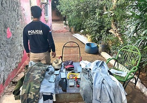 Dos detenidos y armas incautadas tras operativo por robo de G. 400 millones - La Tribuna
