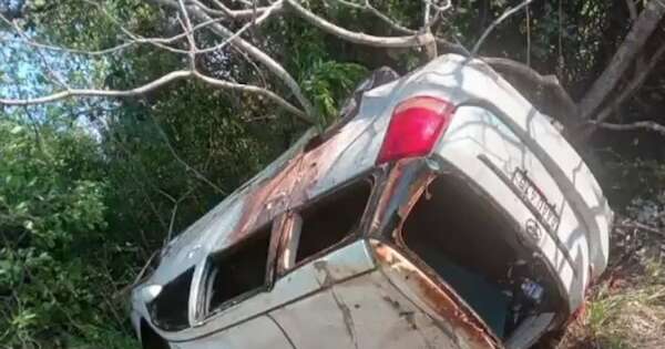 La Nación / San Pedro: mueren tres personas y hay varios heridos, tras vuelco de camioneta