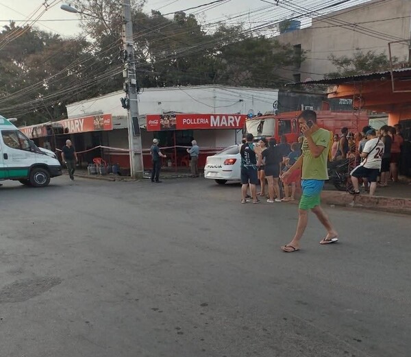 Popular / Garrafa okapumi en un local de venta de pollos