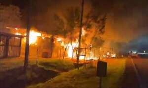 Incendio arrasa con seis puestos de muebleros en Caaguazú - Nacionales - ABC Color