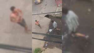 Video: Policía busca a jóvenes que protagonizaron riña con machetes en Fernando de la Mora - Policiales - ABC Color