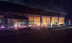 Devastador incendio arrasa con siete casillas y deja a cinco familias en Caaguazu - OviedoPress