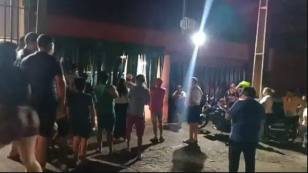 Se le murió su pareja en el motel y la familia del finado casi le linchó