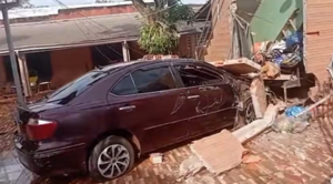 Conductor se quedó dormido al volante y fue a parar contra una casa