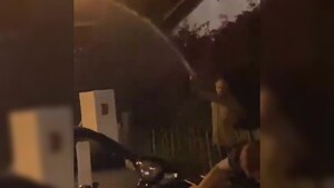 Manguereó a farristas que estaban en su vereda