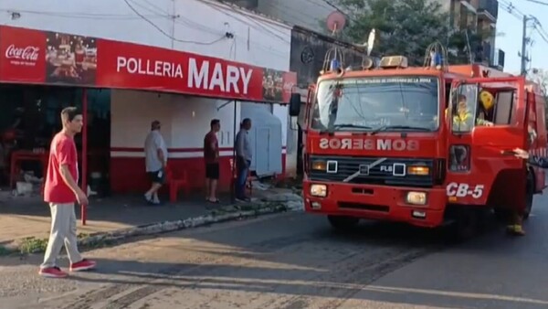 Explosión de garrafa causa incendio y destecha una pollería en Fernando de la Mora
