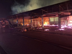 Caaguazú: incendio arrasa con siete casillas del área de servicios de los muebleros