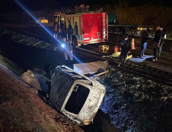 Vehículo se incendia tras accidente y ocupante muere calcinado - ABC en el Este - ABC Color