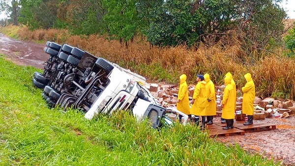 Chofer de camión pierde el control, vuelca su vehículo y muere en Amambay