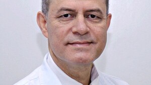 Nicolás Mercado, el médico que contagia sonrisas con nariz de payaso y canto en guaraní