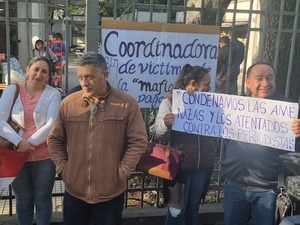 Víctimas de la mafia de los pagarés protestan frente a Poder Judicial durante visita de la Corte IDH - PDS RADIO Y TV