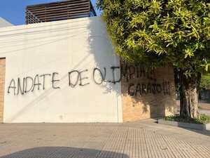 FAP repudia y denuncia pintadas amenazantes contra futbolistas del Olimpia