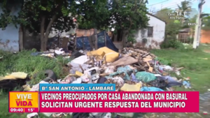 Vecinos de un barrio de Lambaré denuncian acumulación de basura en casa abandonada