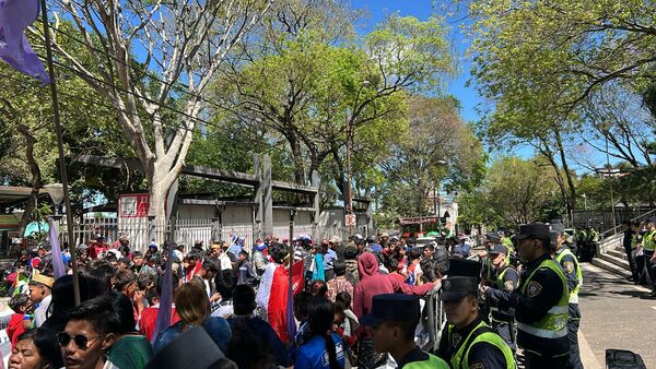 Originarios piden la reapertura del INDI manifestándose frente al Poder Judicial