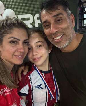 Nelson Cuevas, papá orgulloso de Amapola, campeona con la selección paraguaya de handball - Gente - ABC Color