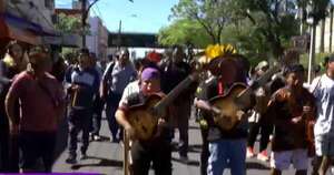 La Nación / Indígenas se movilizan exigiendo la reapertura de la sede del Indi en Asunción