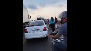 Grabaron a un hombre que tomó una drástica decisión en el Puente Remanso