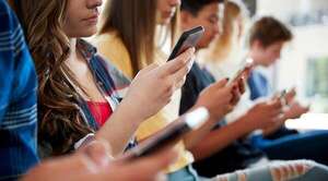 Los jóvenes paraguayos cambian el consumo: menos shopping, más celular, comida rápida y vida digital - El Trueno