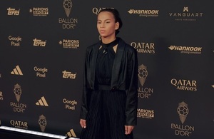¡Qué elegancia la de Francia! Claudia Martínez se presenta en el Théâtre du Châtelet
