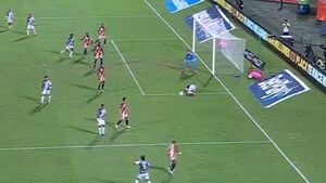 Video: Guillermo Paiva metió un gol con la parte más acolchada, pero le anularon