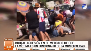 Brutal agresión a fiscalizador municipal en Mercado de CDE