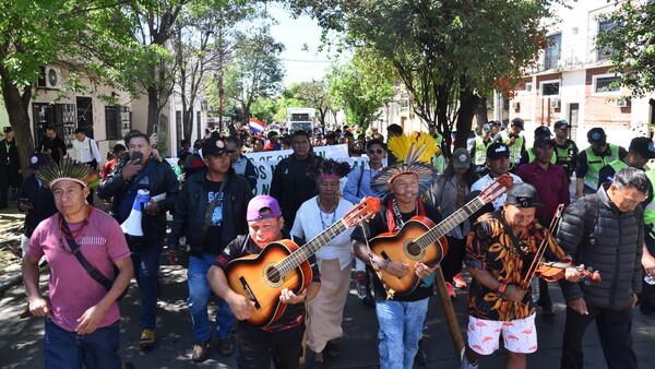 Indígenas marchan por la reapertura inmediata del INDI en Asunción