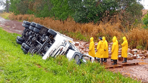 Chofer de camión pierde el control, vuelca su vehículo y muere en Amambay - Noticiero Paraguay