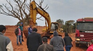 Denuncian a intendente por encabezar turba que atropelló una propiedad en Paso Yobái.