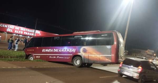Diario HOY | Conductor realiza giro imprudente y provoca choque con bus de larga distancia