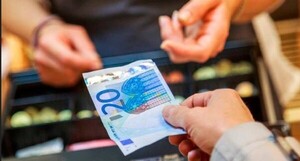 Consumidores de zona euro gastan menos