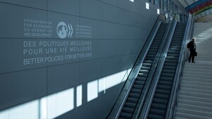 La economía mundial resiste mejor de lo previsto a los aranceles de Trump, según la OCDE