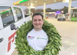 Petrobras entregó la primera Toyota Hilux de la promo rally - Empresariales - ABC Color